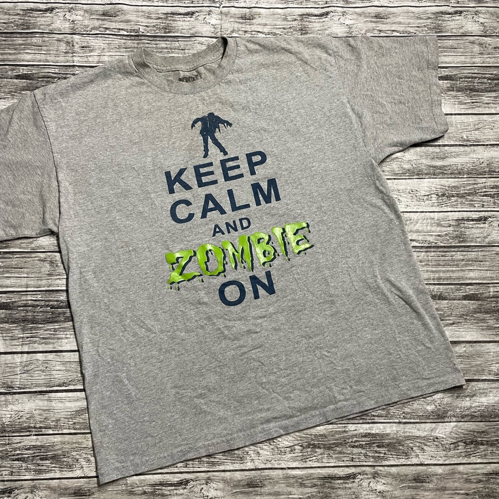 Adult XL Keep Calm & Zombie On Graphic Shirt Great Condition